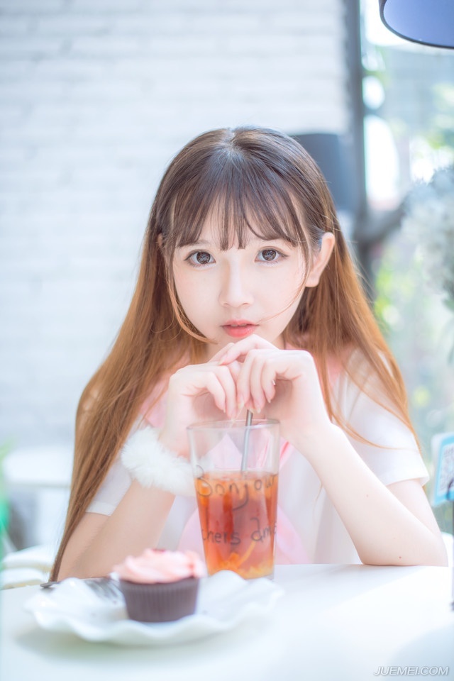 “把船靠岸，迎都督遗体回营！”吕蒙站起来，深深的吸了一口气，看向众人道：“派人赶往建业，将此事报知主公。”